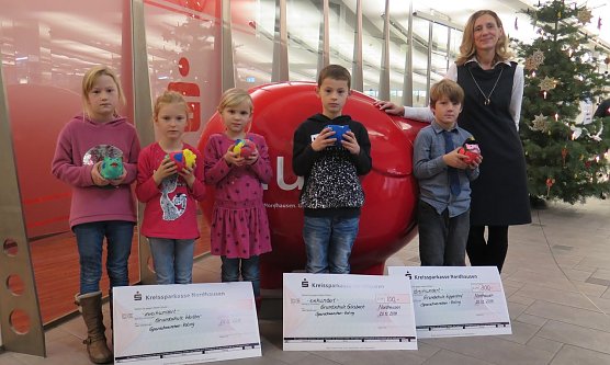 Die f&uuml;nf Preistr&auml;ger mit Marketing-Chefin Sandra Hoyer (Foto: nnz)