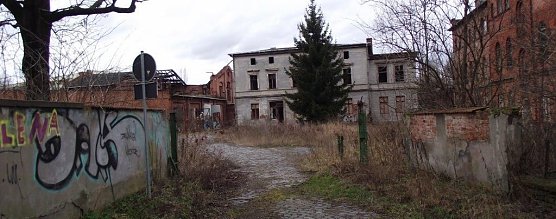 Die alte Villa l&auml;sst nur mit etwas Fantasie einstige Pracht erahnen. Auch sie soll ert&uuml;chtigt werden. (Foto: Kurt Frank)