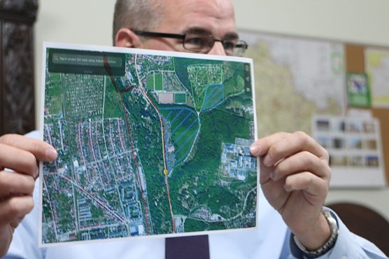 M&ouml;gliche Streckenf&uuml;hrung &uuml;ber die Parkallee (rot), Areal f&uuml;r Wohnbebauung (blau), "wilde" Siedlung am Kuhberg (gr&uuml;n) (Foto: Angelo Glashagel)