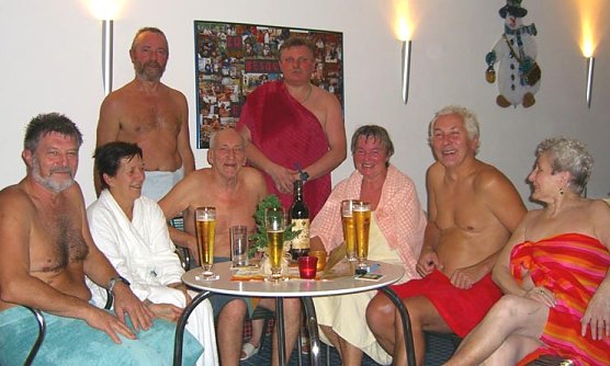 Feucht-fr&ouml;hliche Feier im Badehaus (Foto: badehaus)