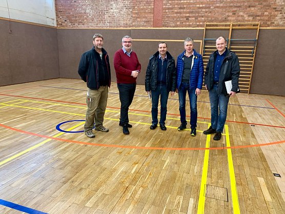  Der B&uuml;rgermeister der Gemeinde Hohenstein Andreas Gerbothe und der 1. Beigeordnete des Landkreises Stefan N&uuml;&szlig;le haben jetzt bei der Bauabnahme das Ergebnis begutachtet. (Foto: Pressestelle Landratsamt Nordhausen)