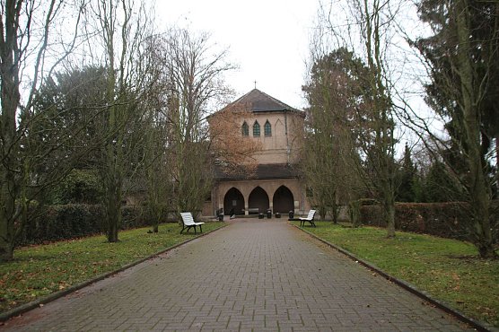 Auf dem Hauptfriedhof haben die Bauarbeiten an der kleinen Trauerhalle begonnen (Foto: Pressestelle Stadt Nordhausen)