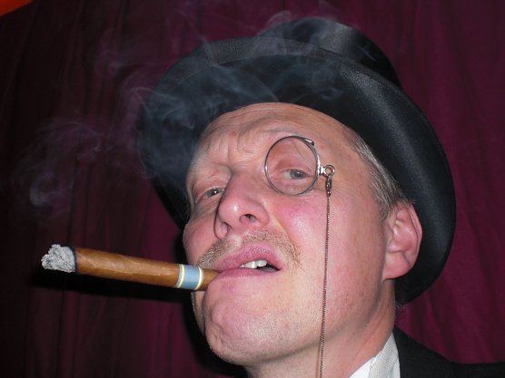 Die Musiker Thomas Ender und Rainer Eichhorn am Klavier lassen Otto Reuter in der Traditionsbrennerei hochleben (Foto: Echter Nordh&auml;user Traditionsbrennerei)