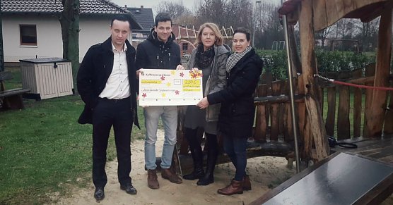 Symbolischer Scheck &uuml;bergeben (Foto: privat)