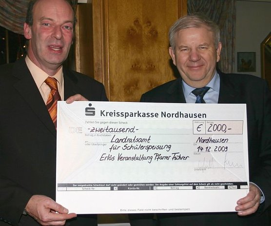 Scheck &uuml;bergeben (Foto: J. Piper)