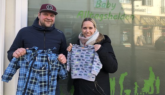 Sportjugendkoordinator Silvio Beer brachte die Spende pers&ouml;nlich der Koordinatorin der Fr&uuml;hen Hilfen, Christin John (Foto: Kreissportbund Nordhausen)