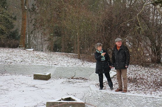 Gisela Hartmann und Wolfgang Oschinsky an den trockenen Teichen (Foto: Angelo Glashagel)