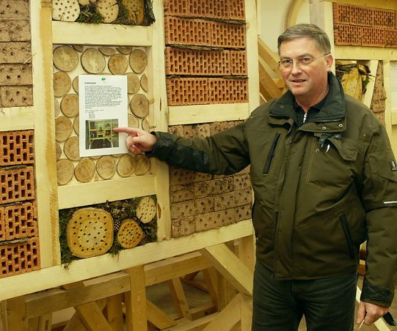 Jürgen Kruse an den Insektenhotels (Foto: NUV) Jürgen Kruse an den Insektenhotels (Foto: NUV)