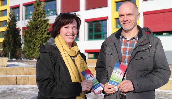 Schulleiterin Carola B&ouml;ck und der Vorsitzende des Schulf&ouml;rdervereins der Oberschule Ellrich, Bj&ouml;rn Diener (Foto: Angelo Glashagel)