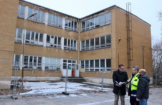 Die Vorbereitungen f&uuml;r den Abriss des alten Schulgeb&auml;udes am Ortseingang von Klettenberg beginnen jetzt. (Foto: Pressestelle Landratsamt Nordhausen)