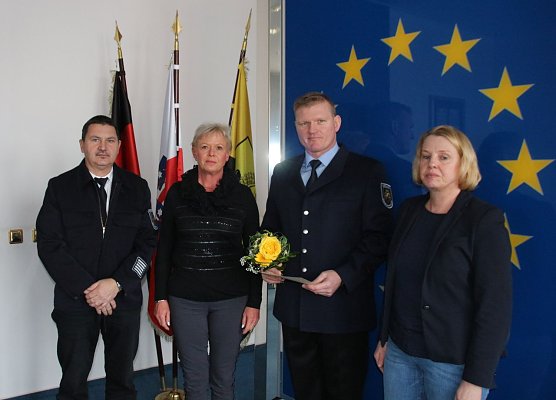 Gerd Jung (Leiter der Berufsfeuerwehr), Bettina Broszat (Personalratsvorsitzende), Matthias Reinhardt (Brandmeister Berufsfeuerwehr), Jutta Krauth (B&uuml;rgermeisterin) (Foto: Pressestelle Stadt Nordhausen)