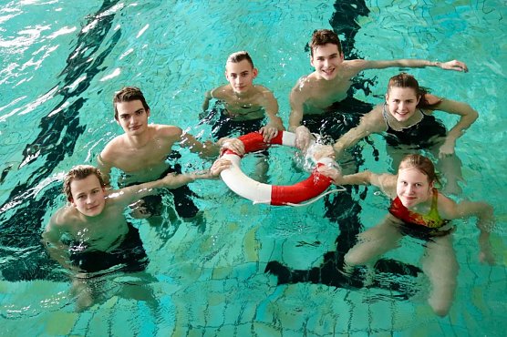 Sechs Jugendliche aus Bleicherode und Sollstedt, die sich seit vielen Jahren regelm&auml;&szlig;ig einmal in der Woche zur Schwimm-AG in der Sollstedter Schwimmhalle  (Foto: Pressestelle Landratsamt Nordhausen)