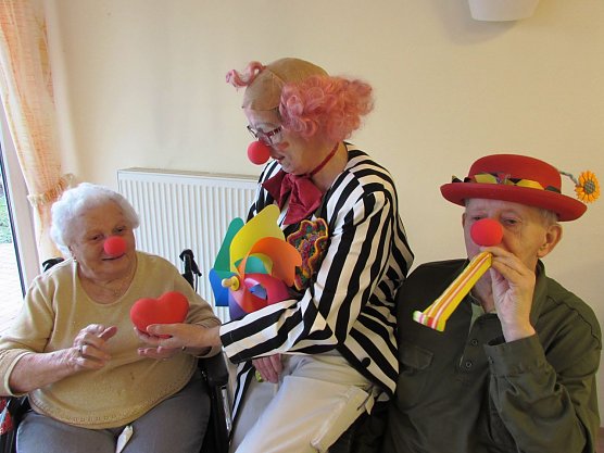 Rendezvous mit einem Clown im Seniorenheim (Foto: Lydia Schubert)