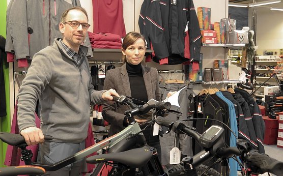 v.l.: Tino Thiemrodt ber&auml;t Claudia Rheinl&auml;nder zu modernen E-Bikes (Foto: Nordth&uuml;ringer Unternehmerverband)