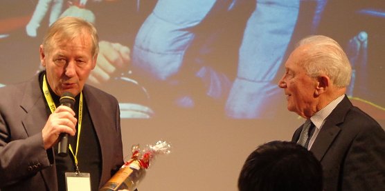 Dank f&uuml;r den Besuch von Vereinsvorsitzenden Hans-Georg Franke (Foto: Georg Backhaus)