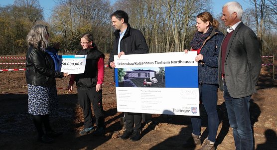 Symbolischer Scheck &uuml;bergeben (Foto: nnz)