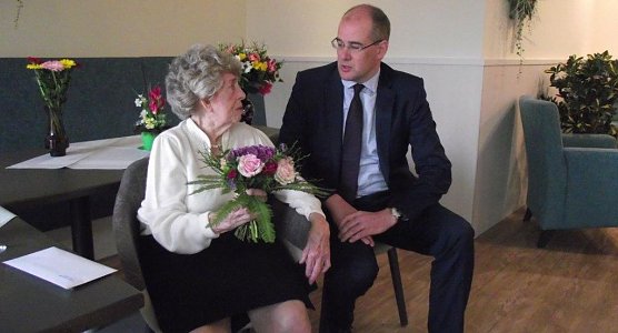  Landrat Matthias Jendricke war der prominenteste Gratulant. Er nahm sich die Zeit, um sich eingehend mit der 105-J&auml;hrigen zu unterhalten. (Foto: Kurt Frank)