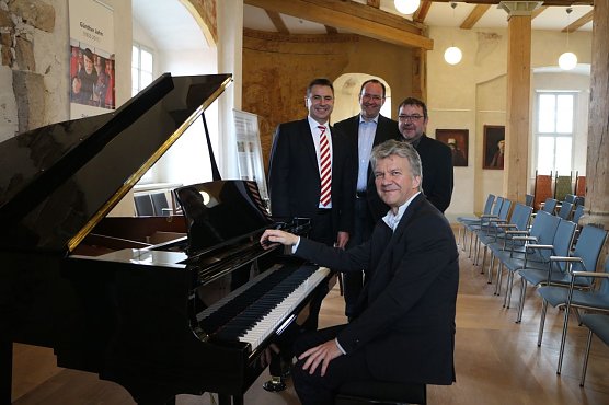 v.l.: Theaterintendant Daniel Klajner, Sparkassenchef Wolfgang Asche, IG Vorsitzender Torsten Kauschke und Heringens B&uuml;rgermeister Maik Schr&ouml;ter (Foto: Angelo Glashagel)