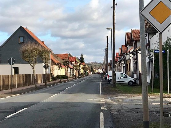 Die Northeimer Stra&szlig;e in Niedersachswerfen wird in den kommenden Monaten grundhaft ausgebaut, die s&uuml;dliche Stra&szlig;enseite erh&auml;lt neue Nebenanlagen und Stellpl&auml;tze. Die Arbeiten sollen am 4. M&auml;rz in H&ouml;he der Kreuzung  Kupferhammer/Puschkin-Stra&szlig;e unter Vollsperrung beginnen. (Foto: Gemeinde Harztor/Susanne Schedwill)