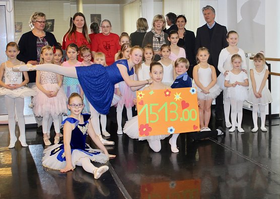  Stolz konnten die jungen Tanzeleven in ihrem &Uuml;bungsraum, im Tanzstudio Radeva in Nordhausen, ihre ertanzte Rekord-Spende von 1513,- Euro im Beisein des Intendanten, Herrn Klajner und an Barbara Rinke, die Vorsitzende des F&ouml;rdervereins &uuml;berreichen. (Foto: Dimitar Radev)