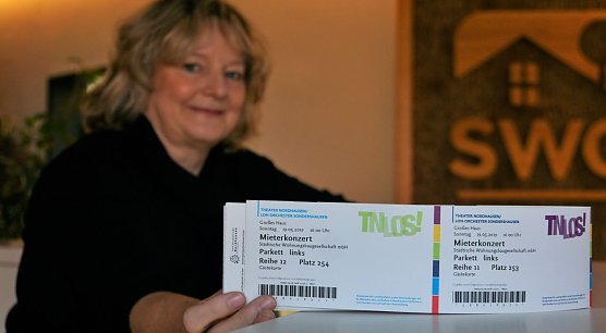 Bei Rita Eitz am Empfang in der SWG-Gesch&auml;ftsstelle in der Geseniusstra&szlig;e liegen Karten zum Abholen bereit. (Foto: Susanne Schedwill/SWG Nordhausen)