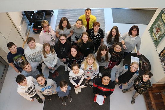 Die Klasse 7a der Regelschule K&auml;the-Kollwitz erarbeitet den Audio-Guide f&uuml;r die Flohburg (Foto: Angelo Glashagel)