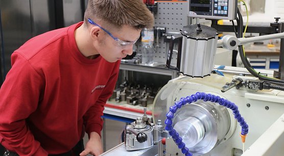 Auszubildender bei Maximator (Foto: Angelo Glashagel)