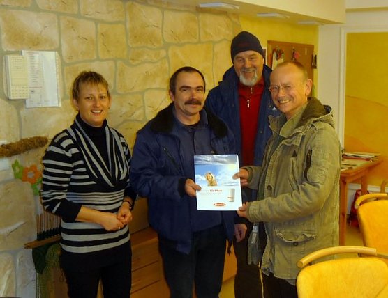 Übergeben (Foto: JSW) Übergeben (Foto: JSW)