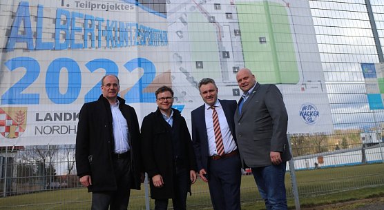 v.l.: Landrat Matthias Jendricke, der Bundestagsabgeordnete Carsten Schneider, der Leiter der Servicegesellschaft Gunnar Reuter und Wacker-Chef Nico Kleofas (Foto: Angelo Glashagel)