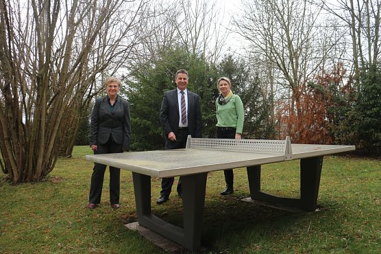 Frau Bauditz (links) und Frau Seidenst&uuml;cker zeigten Sparkassenchef Asche die neue Tischtennisplatte (Foto: Angelo Glashagel)