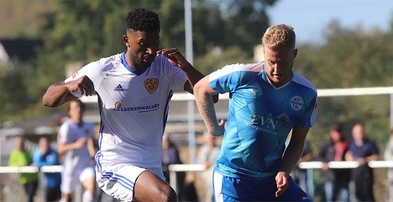 Auf Ballhöhe: Magalhaes (Luckenwalde) gegen Robin Fluß (Foto: FSV Wacker 90 Nordhausen) Auf Ballhöhe: Magalhaes (Luckenwalde) gegen Robin Fluß (Foto: FSV Wacker 90 Nordhausen)