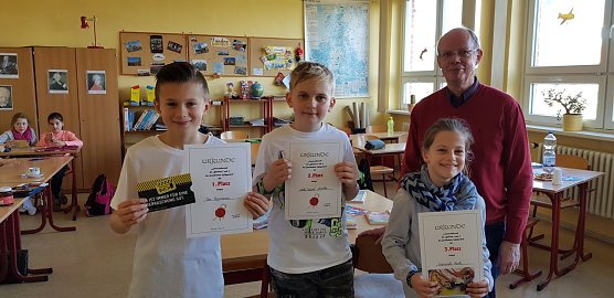 Hannah Koch (Klasse 3) und Mika Mischke (Klasse 4) freuten sich &uuml;ber den 3. und 2. Platz. Bester Leser kann sich Theo Bergmann aus der Klasse 4  (Foto: Grundschule Wipperdorf)