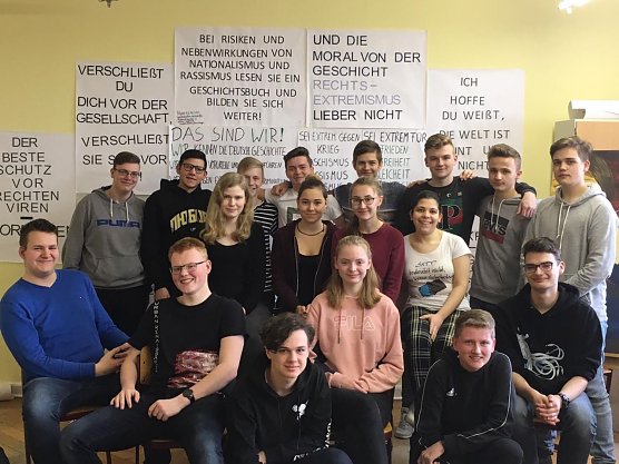 Besonders die Sch&uuml;ler des Kurses f&uuml;r Gesellschaftswissenschaften konnten ihre Eindr&uuml;cke in einem Projekt gegen Rechtsextremismus verarbeiten.  (Foto: Friedrich Schiller Gymnasium Bleicherode)