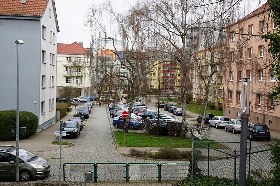 Das neue Parkhaus  soll auf dem jetzigen Parkplatz in der Stra&szlig;e Am Petersberg entstehen. Eine Etage wird unterirdisch errichtet.  (Foto: Susanne Schedwill/SWG Nordhausen)