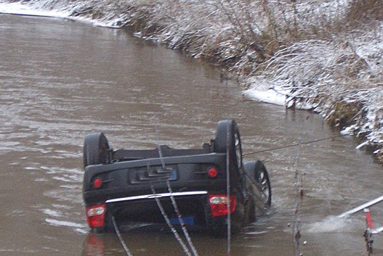 Unfall bei G&ouml;llingen (Foto: Polizeiinspektion Kyffh&auml;user)