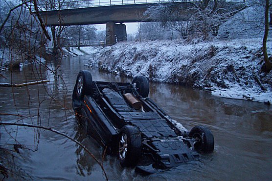 Unfall bei G&ouml;llingen (Foto: Polizeiinspektion Kyffh&auml;user)