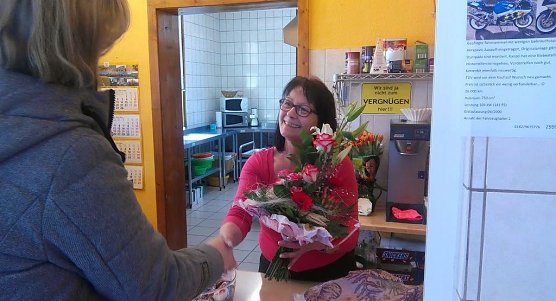 Blumen f&uuml;r die K&ouml;chin zum Jubil&auml;um (Foto: Kurt Frank)