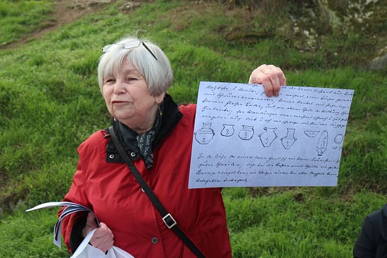 Heidelore Kneffel berichtete über Hermann Arnolds Ausgrabungen am Solberg (Foto: Angelo Glashagel) Heidelore Kneffel berichtete über Hermann Arnolds Ausgrabungen am Solberg (Foto: Angelo Glashagel)