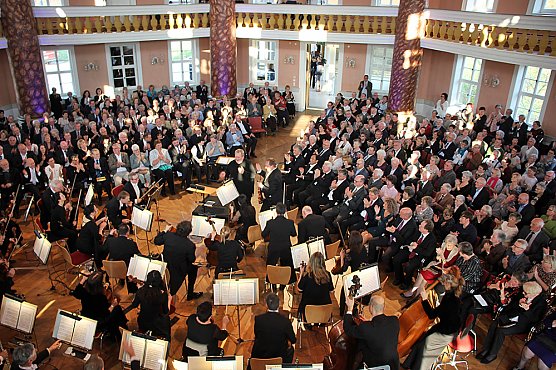 Zum Ehrenmitglied ernannt (Foto: Karl-Heinz Herrmann) Zum Ehrenmitglied ernannt (Foto: Karl-Heinz Herrmann)