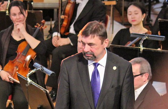 Zum Ehrenmitglied ernannt (Foto: Karl-Heinz Herrmann) Zum Ehrenmitglied ernannt (Foto: Karl-Heinz Herrmann)