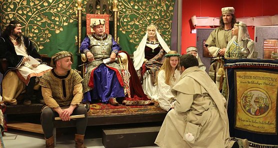 K&ouml;nig Heinrich stand Widukind von Corvey in der Flohburg Rede und Antwort (Foto: Angelo Glashagel)