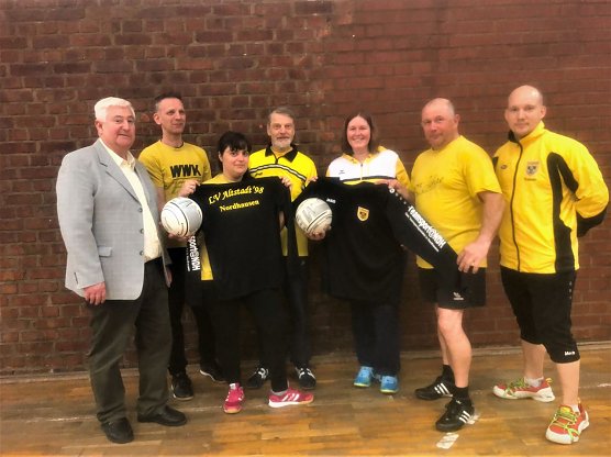 Neue Wettkampfkleidung f&uuml;r die Faustballer des LV Altstadt 98 (Foto: Linda Nuck)