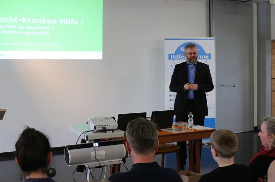 Dr. Göran Michaelsen referierte zur Wirksamkeit therapeuthischer Maßnahmen (Foto: Angelo Glashagel) Dr. Göran Michaelsen referierte zur Wirksamkeit therapeuthischer Maßnahmen (Foto: Angelo Glashagel)