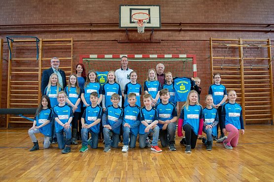 &Uuml;bergeben wurden die Trikots vom 1. Beigeordneten Stefan N&uuml;&szlig;le und dem Gesch&auml;ftsf&uuml;hrer der LK Marketing, Andreas Meyer, an den Direktor der Grundschule Uwe Lautenbach und die Sportlehrerin Mandy Solf (Foto: Nicole Mattern)