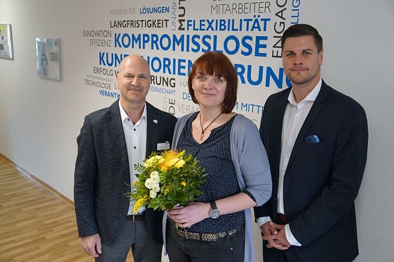 Pascal Wetzler (rechts) von der St&auml;dtischen Wohnungsbaugesellschaft in Nordhausen hat die neuen gesch&auml;ftlichen Mieter Frank Zwacka und Nancy Schulz begr&uuml;&szlig;t. (Foto: Susanne Schedwill/SWG Nordhausen)