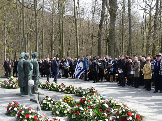 Zentrale Gedenkveranstaltung und Kranzniederlegung mit &Uuml;berlebenden des Konzentrationslagers Mittelbau-Dora auf dem Gedenkplatz vor dem ehemaligen Krematorium anl&auml;sslich des 74. Jahrestags der Befreiung des Konzentrationslagers  (Foto: KZ-Gedenkst&auml;tte Mittelbau-Dora)