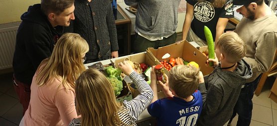 Lebensmittelretter im Ellricher Jugendclub (Foto: Angelo Glashagel) Lebensmittelretter im Ellricher Jugendclub (Foto: Angelo Glashagel)