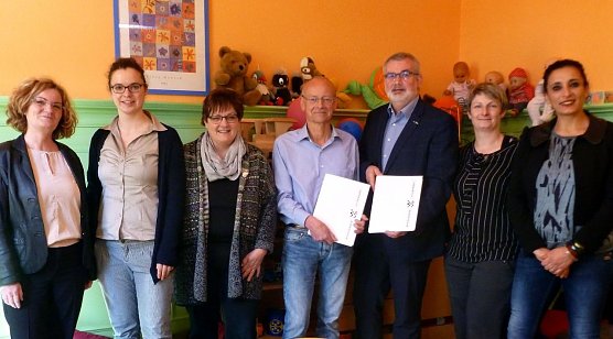 Bescheide &uuml;bergeben (Foto: privat)