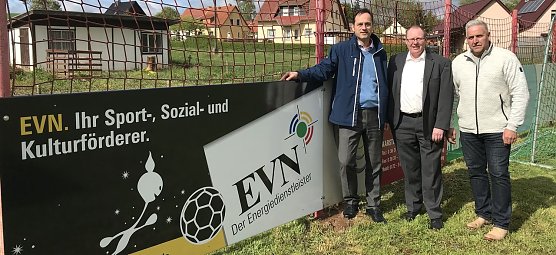 Werbetafel &uuml;bergeben (Foto: EVN)