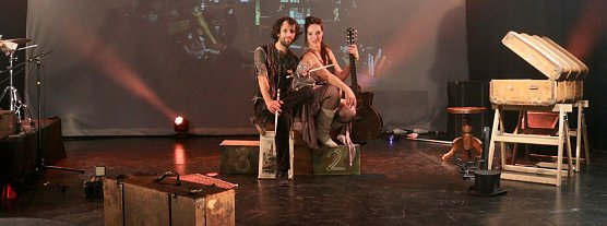 Cortes Jan und Felice &ouml;ffneten ihren "Little Giftshop" im blauen Zappelini-Zelt (Foto: Angelo Glashagel)